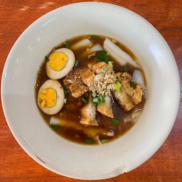 ก๋วยจั๊บหมูกรอบ+ไข่