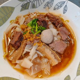 เส้นใหญ่เนื้อตุ๋น