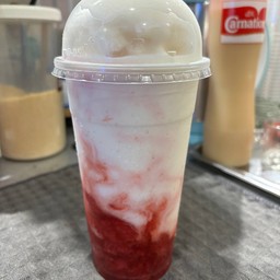 มะพร้าวปั่นนมสด ราดสตอเบอรี่