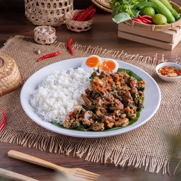 ข้าวกะเพราปาร์ตี้ถาดรุ่มรวย