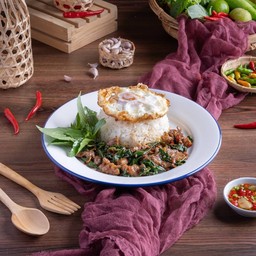 ข้าวโหระพาหมูนุ่ม + ไข่ดาว
