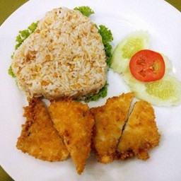 ข้าวกระเทียมปลาทอด