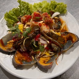 ยำปูทะเลไข่ดอง