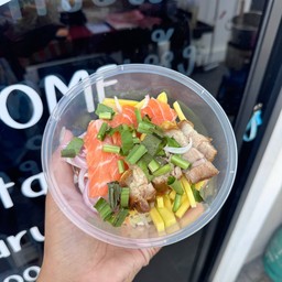 ยำหมูกรอบแซลมอน