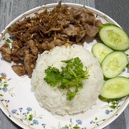 ข้าวหมูทอดกระเทียมพริกไทย