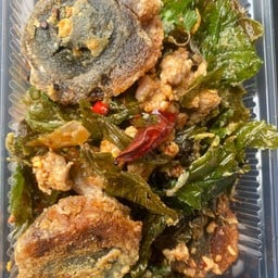 กะเพราหมูสับไข่เยี่ยวม้าใบกะเพรากรอบบ กับข้าววว