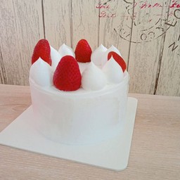 23.เค้กท้อปผลไม้สตอเบอรี่