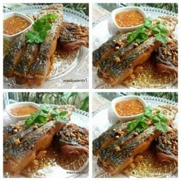 ปลากระพงทอดปรุงรสราดข้าว