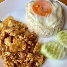 ไก่กระเทียมราดข้าว