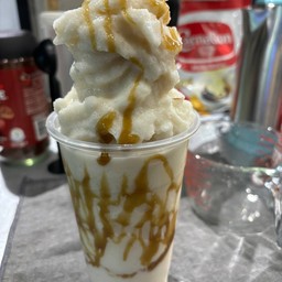 มะพร้าวปั่นนมสด ราดซอสคาราเมล