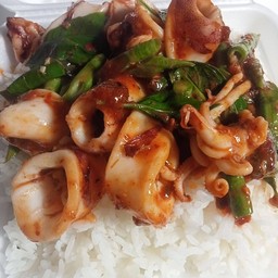 ผัดพริกแกงปลาหมึก