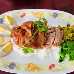 ข้าวขาหมูเนื้อแดงผสมคากิ