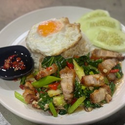 คะน้าหมูกรอบราดข้าว