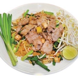 ผัดไทย เส้นจันท์ หมูสด  ใส่ไข่