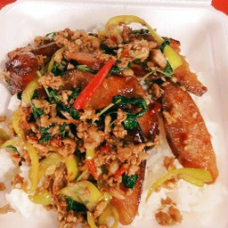 กระเพราหมูสับกุนเชียงพริกหยวก