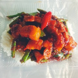 พริกแกง สามชั้นใส่ถั่วราดข้าว