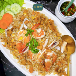 ข้าวผัดจัมโบ้ กุ้ง หมึก ไข่ปู