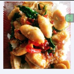 กระเพราลูกชิ้นหมูราดข้าว