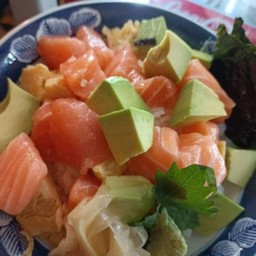 ข้าวหน้าแซลมอนสดกับอโวคาโด้