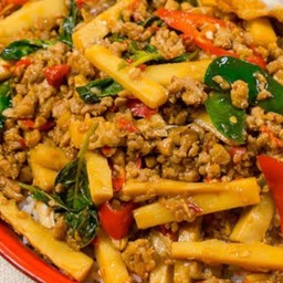 กระเพราหน่อไม้ (เป็นกับข้าว)