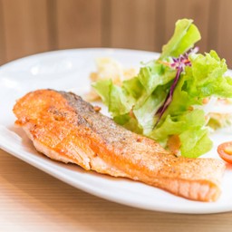 สเต็กแซลมอนญี่ปุ่น/เซทสลัดผักครีมงา /ข้าวญี่ปุ่น/ซุปมิโซะ