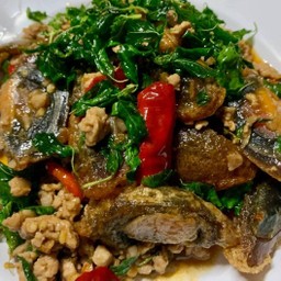 กระเพราไข่เยี่ยวม้า (เป็นกับข้าว)