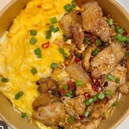 ข้าวไข่ข้นหมูสามชั้นพริกเกลือ