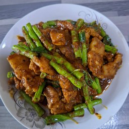 ผัดพริกแกงหมูสามชั้น,ไก่