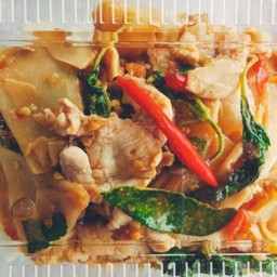 กระเพราหน่อไม้ดองไก่ราดข้าว