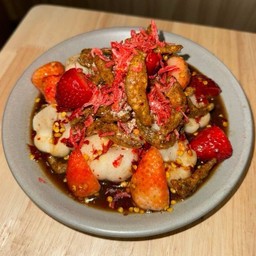 ตำสตรอว์เบอร์รี่ มังคุดคัดเมืองคอน crispy mango teaeen with strawberry spicy salad