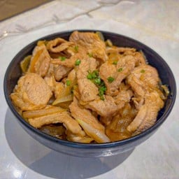 ข้าวหน้าหมูผัดซอสญี่ปุ่น