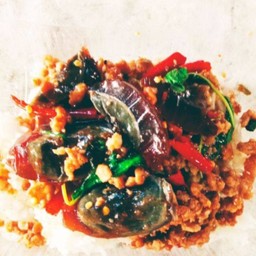 กระเพราหมูสับไข่เยี่ยวม้าราดข้าว