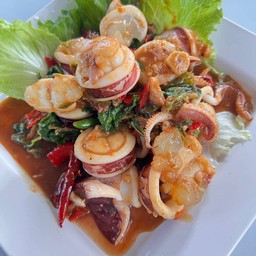 กระเพราปลาหมึกไข่