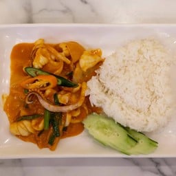 ปลาหมึกผัดไข่เค็ม ราดข้าว