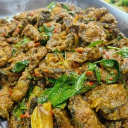 ผัดเผ็ดปลาดุกทอดกรอบ