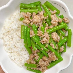 ผัดถั่วราดข้าวเลือกเนื้อสัตย์