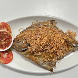 ปลาจาระเม็ดทอดกระเทียม