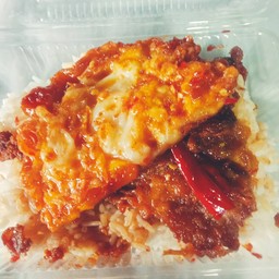 หมูกระเทียมไข่เจียวราดข้าว
