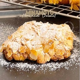 Croissant Almond Cream ครัวซองต์อัลมอนด์ครีม