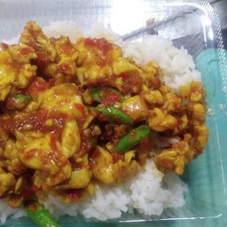 ข้าวราดผัดพริกแกงใต้ไก่
