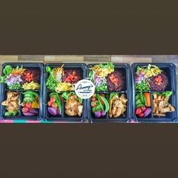 ไก่ย่างน้ำตก,หมูย่างน้ำตก +ข้าวไรซ์เบอรี่