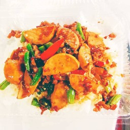 กระเพราหมูสับหมูยอราดข้าว