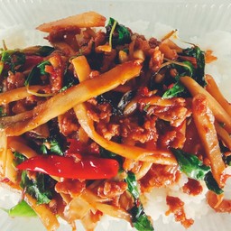 กระเพราหมูสับหน่อไม้ดองเส้นราดข้าว