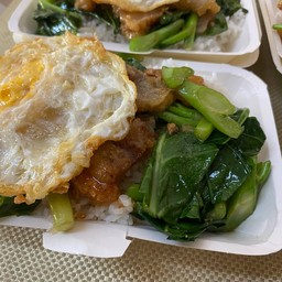 คะน้าหมูกรอบราดข้าว