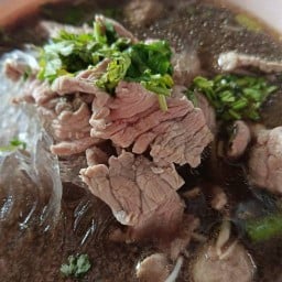 ก๋วยเตี๋ยว ข้าวมันไก่ เจ้ยิ้ม (บจก.บางปะอินเสาเข็ม)