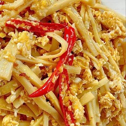 หน่อไม้ผัดไข่ ราดข้าว