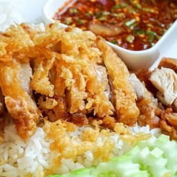 ข้าวหน้าไก่กรอบ (น้ำจิ้มแจ่ว)