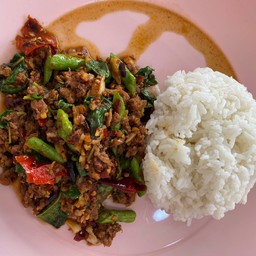 กะเพราเนื้อสับราดข้าว