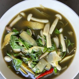 แกงหน่อไม้สดเห็ดรวม