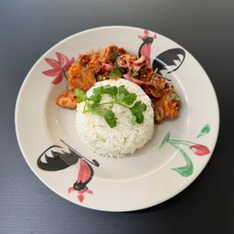 ข้าวไก่ทอดยำแซ่บ